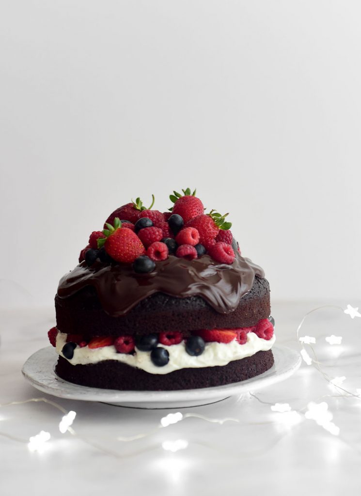עוגת שוקולד וקצפת עם פירות יער