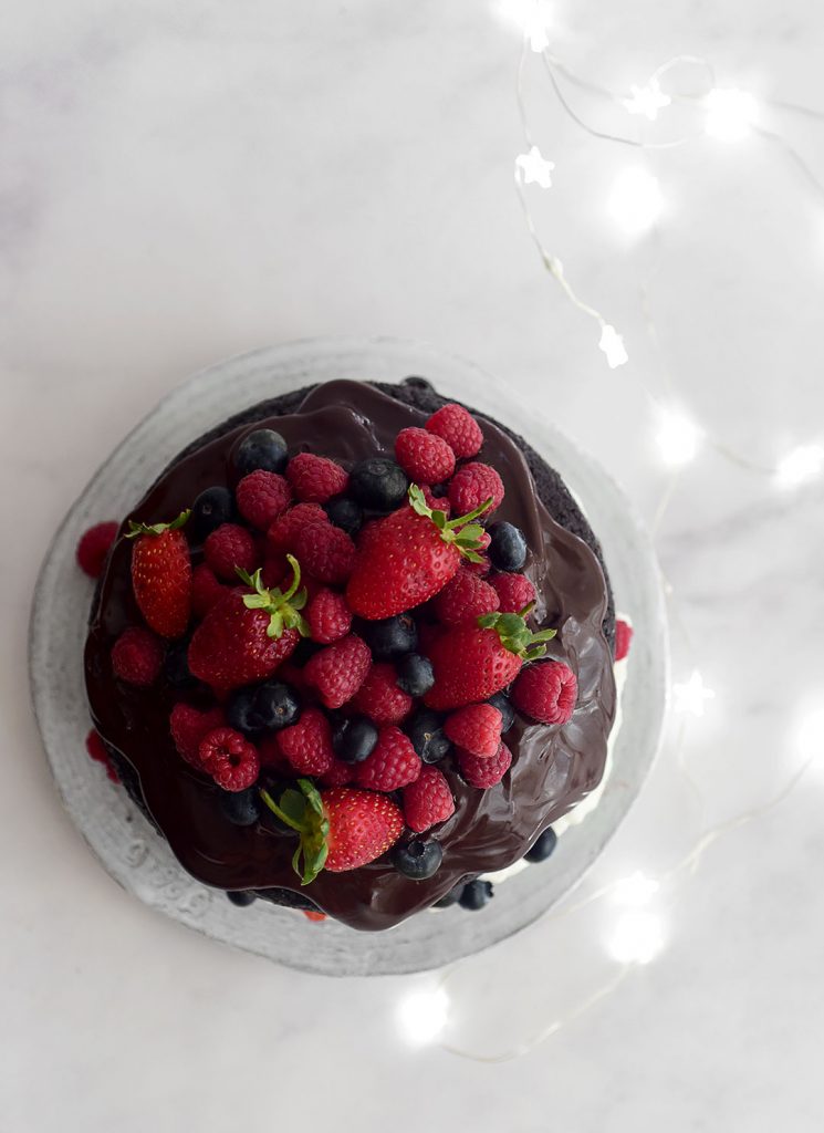 עוגת שוקולד וקצפת עם פירות יער