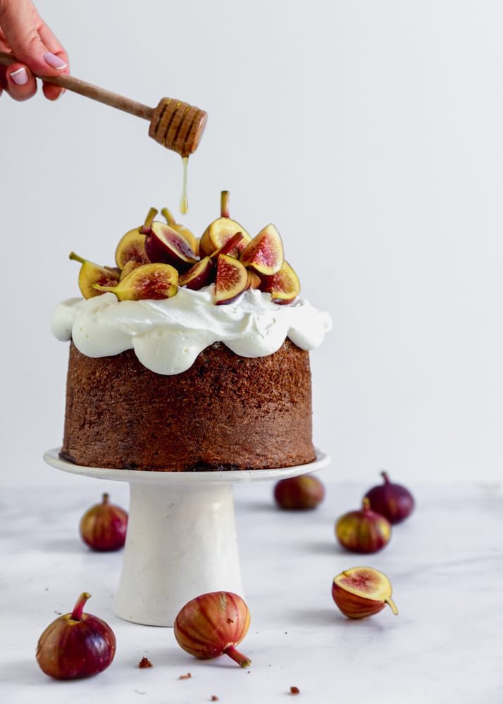 עוגת דבש עם קצפת מסקרפונה ותאנים