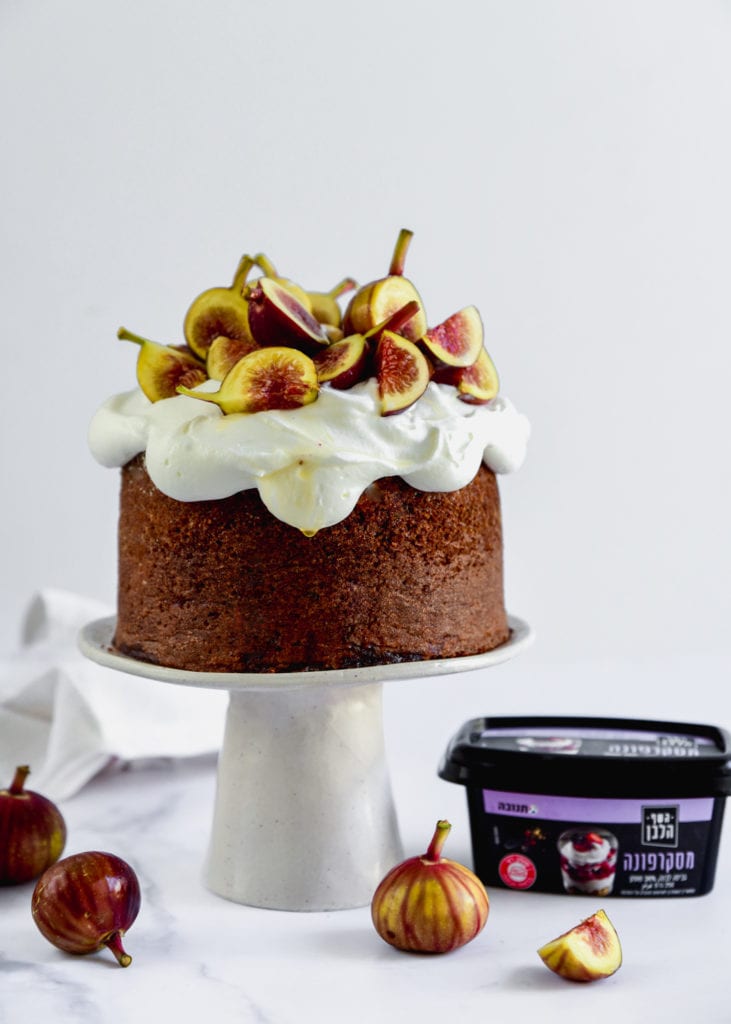 עוגת דבש עם קצפת מסקרפונה ותאנים