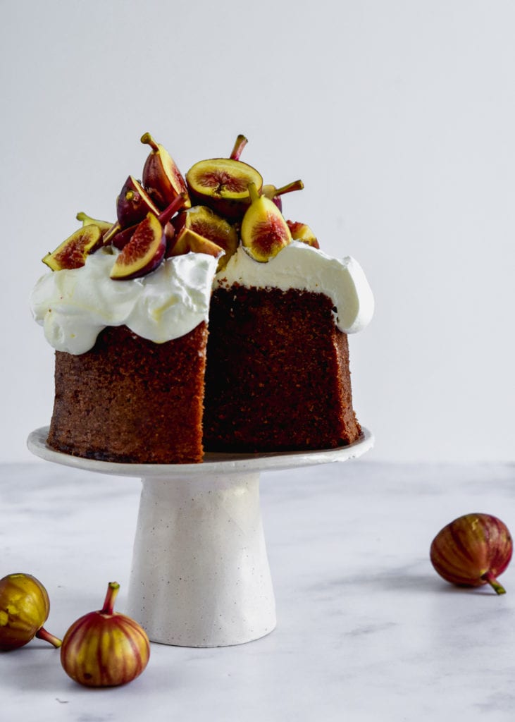 עוגת דבש עם קצפת מסקרפונה ותאנים