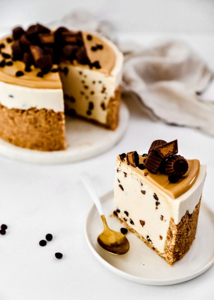 עוגת גבינה וחמאת בוטנים עם שוקולד צ'יפס