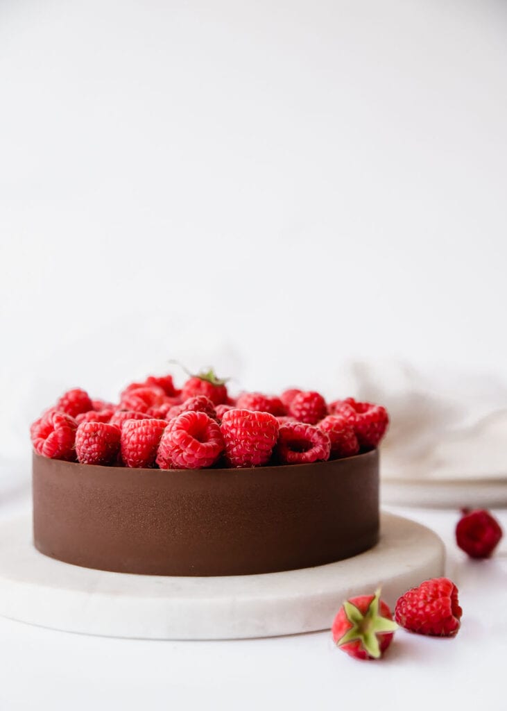 עוגת שוקולד דקדנטית עם פטל